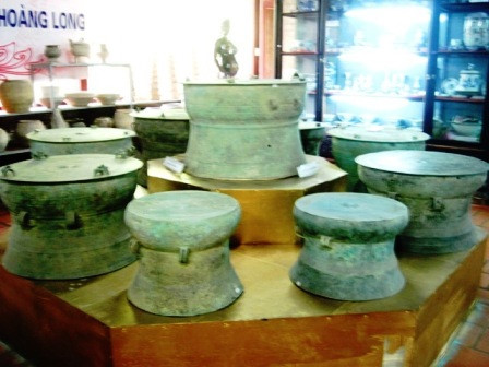 Hàng chục chiếc trống đồng Đông Sơn được trưng bày tại bảo tàng.