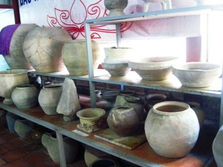 Các loại đồ gốm cổ có niên đại trên 2.000 năm được tìm thấy và lưu giữ trong bảo tàng cổ vật.